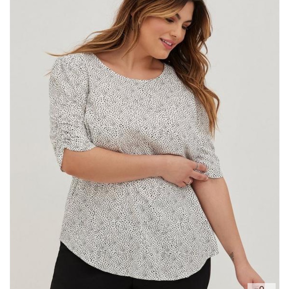 TORRID NWT Crepe White Dot Ruched Blouse 🖤